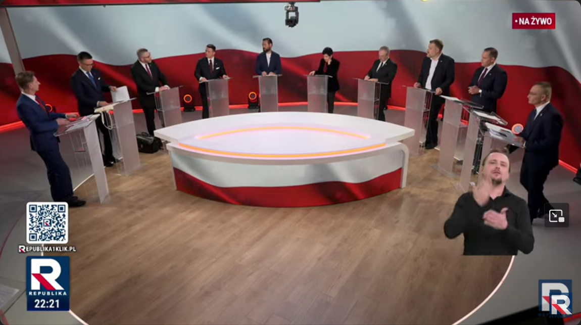 kandydaci-na-prezydenta stoją za mównicami