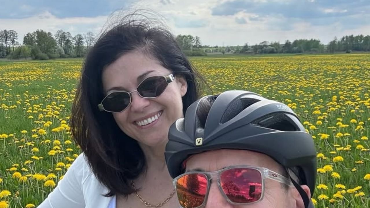 Cyklistka Kasia Cichopek pręży się na łące. Odsłoniła imponujące zderzaki