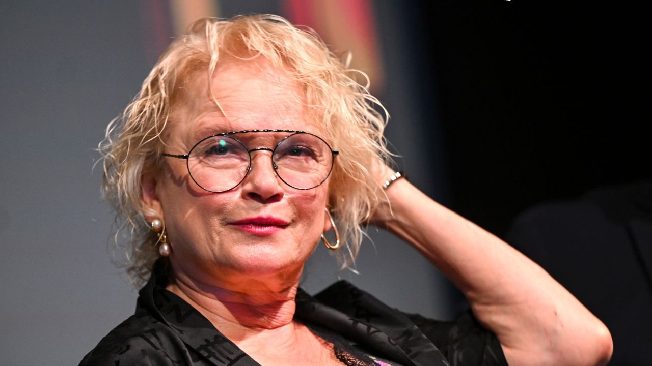 Totalnie naturalna Katarzyna Figura i jej figlarny urok. Z dumą prezentuje dojrzałość, mimo że lata świetności ma za sobą