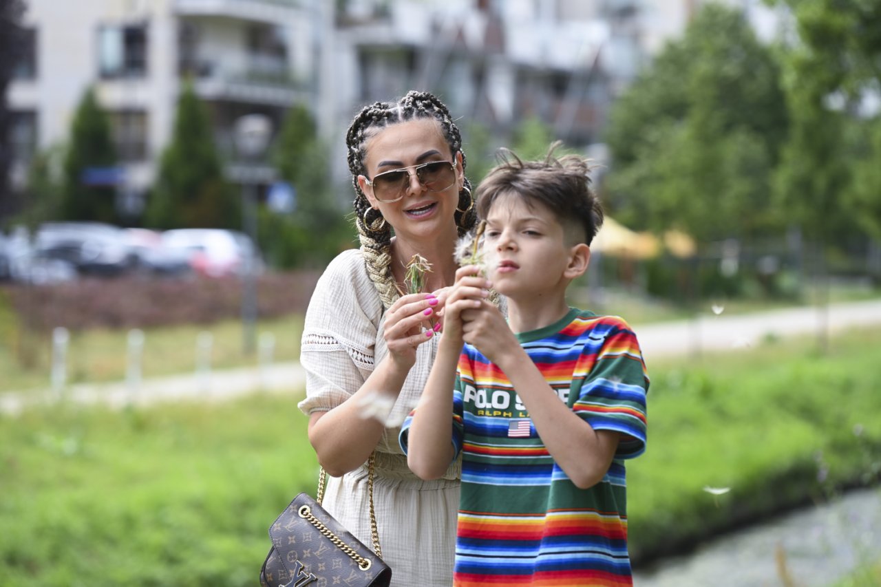 Krzysztof Rutkowski jr z mamą Mają Rutkowską w okularach