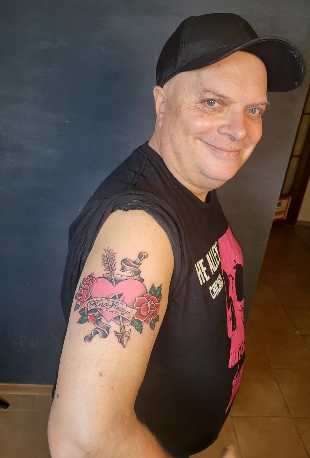 Krzysztof Skiba z tatuażem na ramieniu.