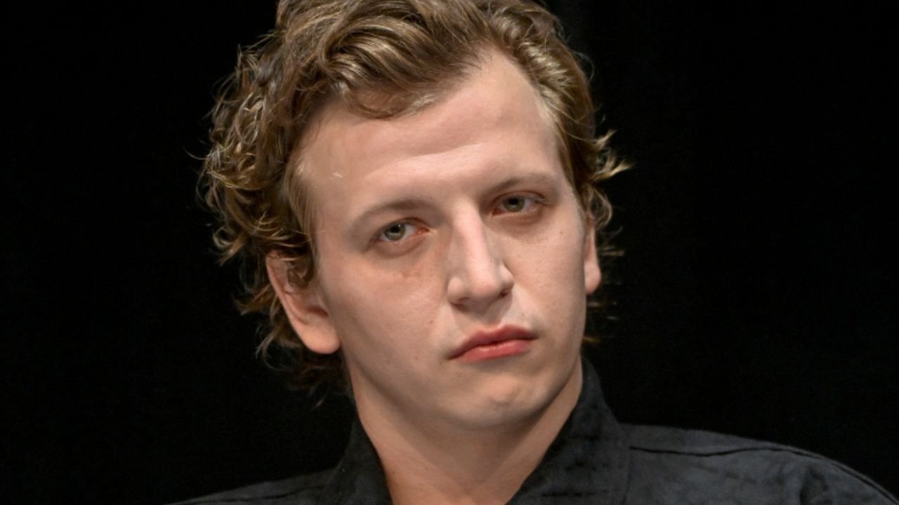 Maciej Musiałowski wywołał skandal w Wielką Sobotę. Do koszyczka włożył "magiczną" książkę