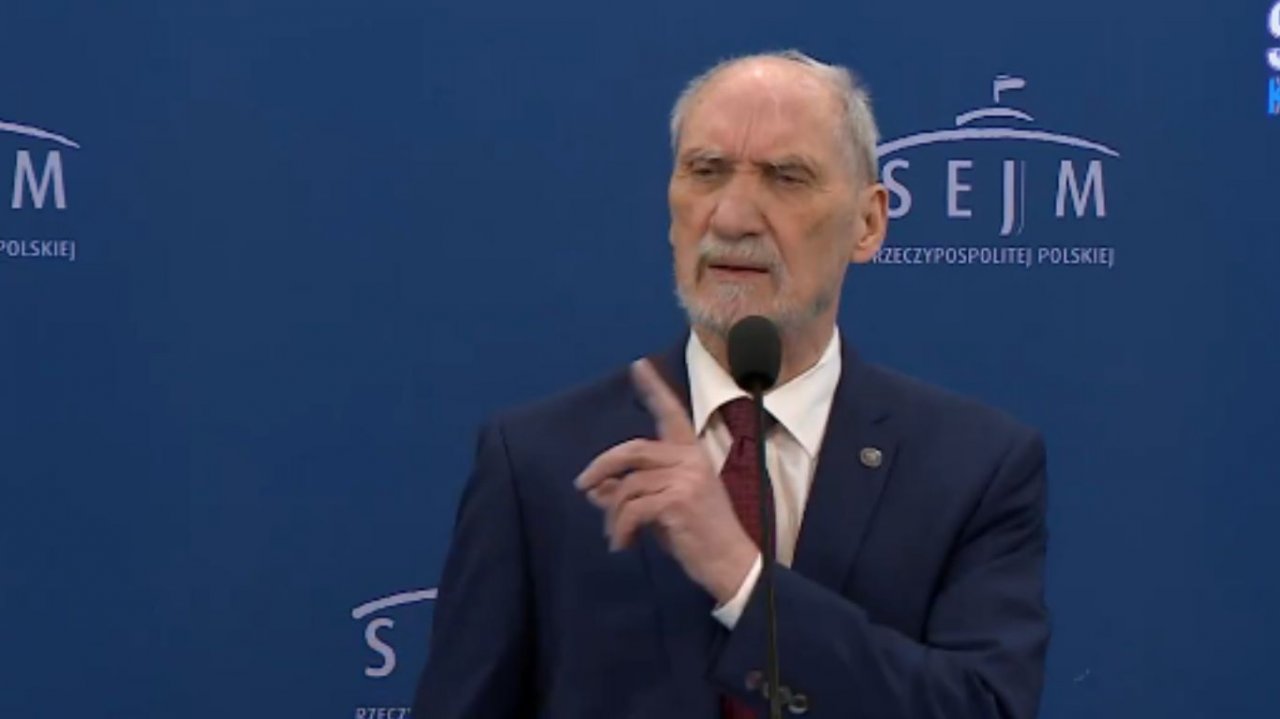 Zakręcony Antoni zaliczył wpadkę. Zapomniał nazwy klubu, pomylił ją z własnym i pomieszał fakty [wideo]