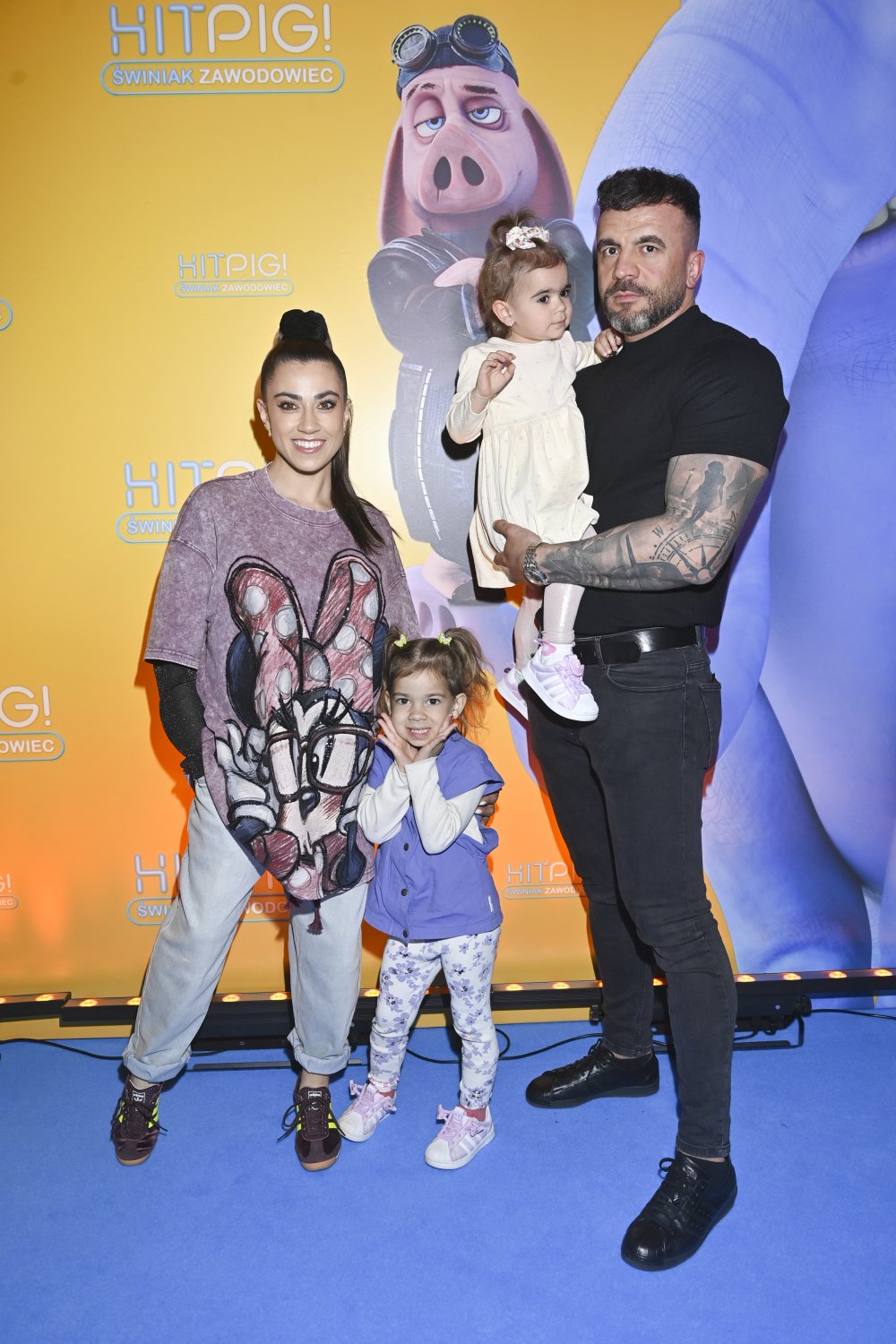 Maja Hyży i Konrad Kozak z dziećmi w kinie na premierze bajki