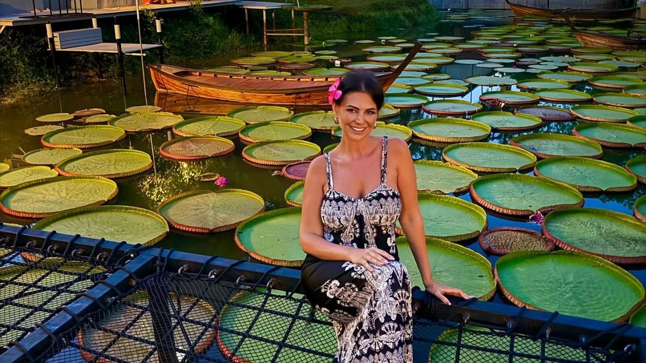Filigranowa Maja Rutkowski wślizgnęła się w neonowe bikini i pokazała przyjemne widoczki. 40-latka jest w życiowej formie