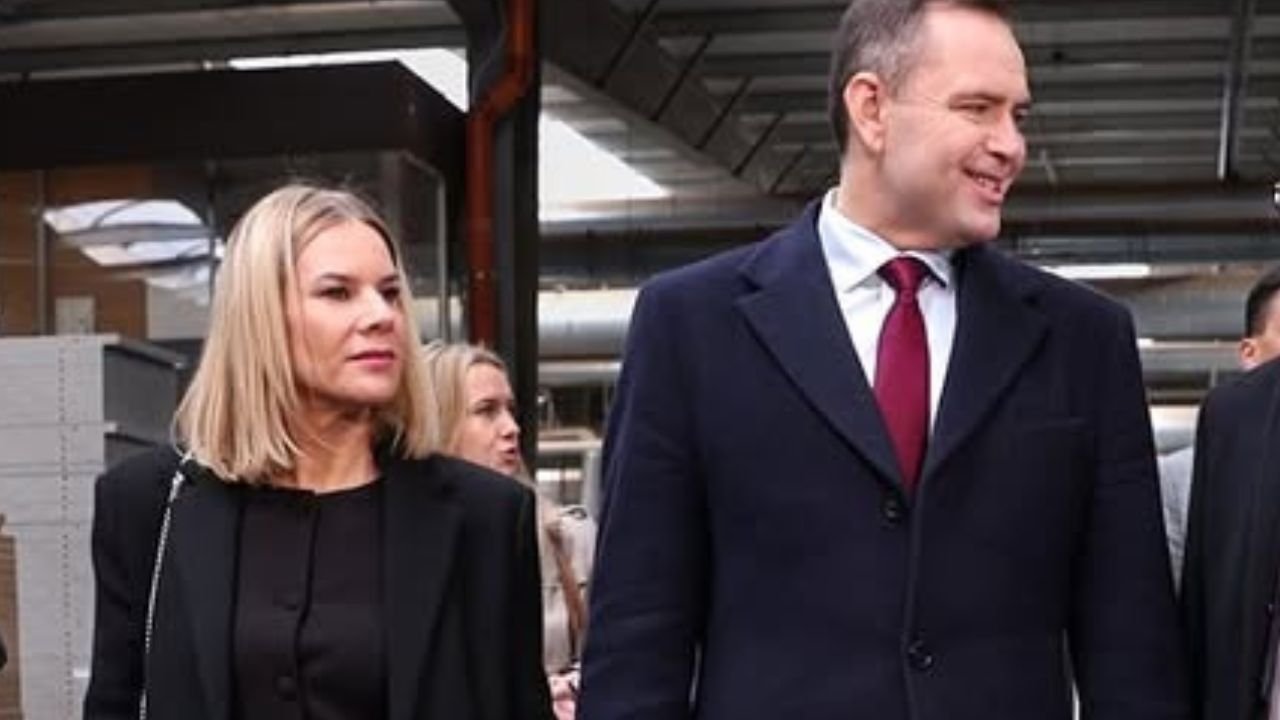 Marta od Karola połączyła elegancję z wygodą. Wskoczyła w dwurzędową marynarkę i różowe adidaski