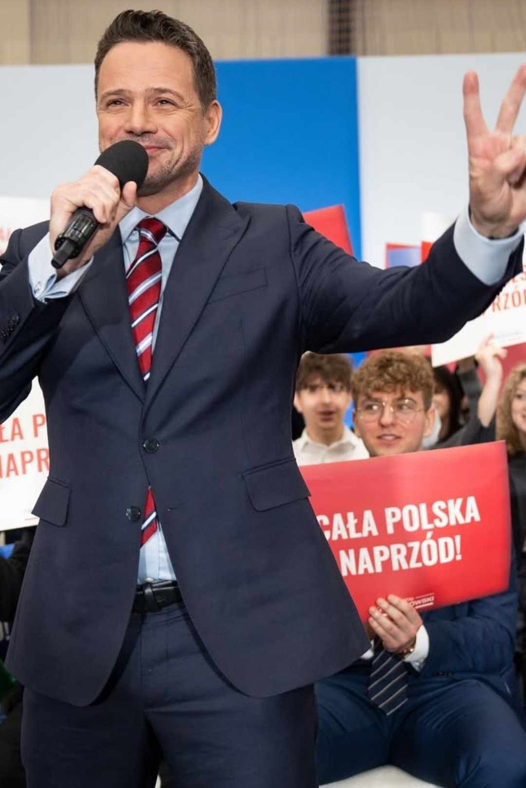 Rafał Trzaskowski w garniturze i bordowym krawacie