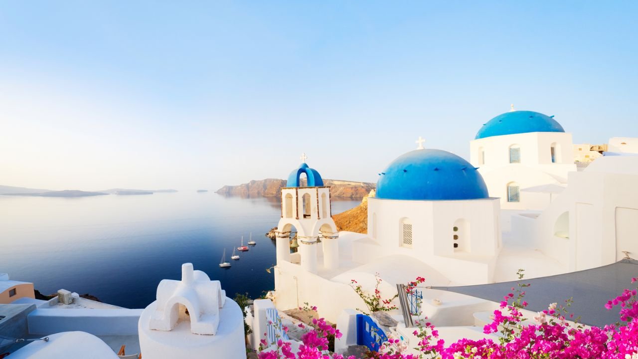 Romantyczne Santorini - sprawdzamy czym najbardziej przyciąga na urlop?