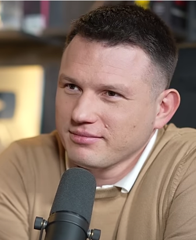 Sławomir Menzten w beżowej bluzce