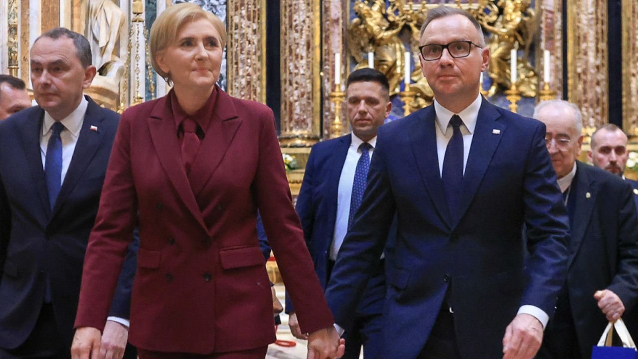Agata i Andrzej głosowali w Rzymie. Stylizacja first lejdi całkiem udana, a na głowie znów hełm