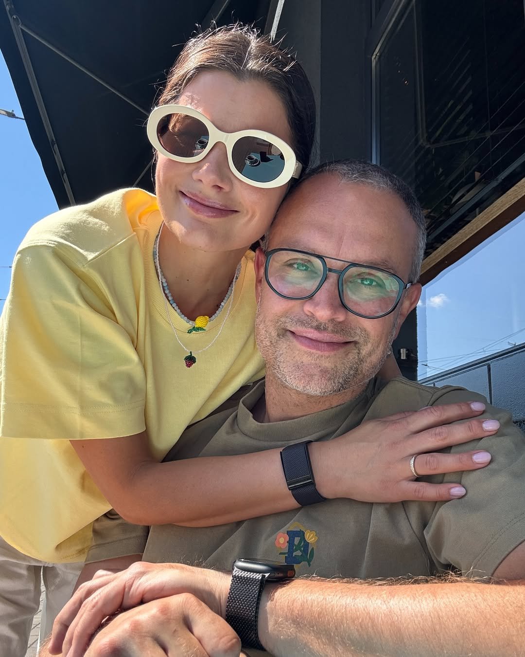 Agnieszka Sienkiewicz przytula się do męża