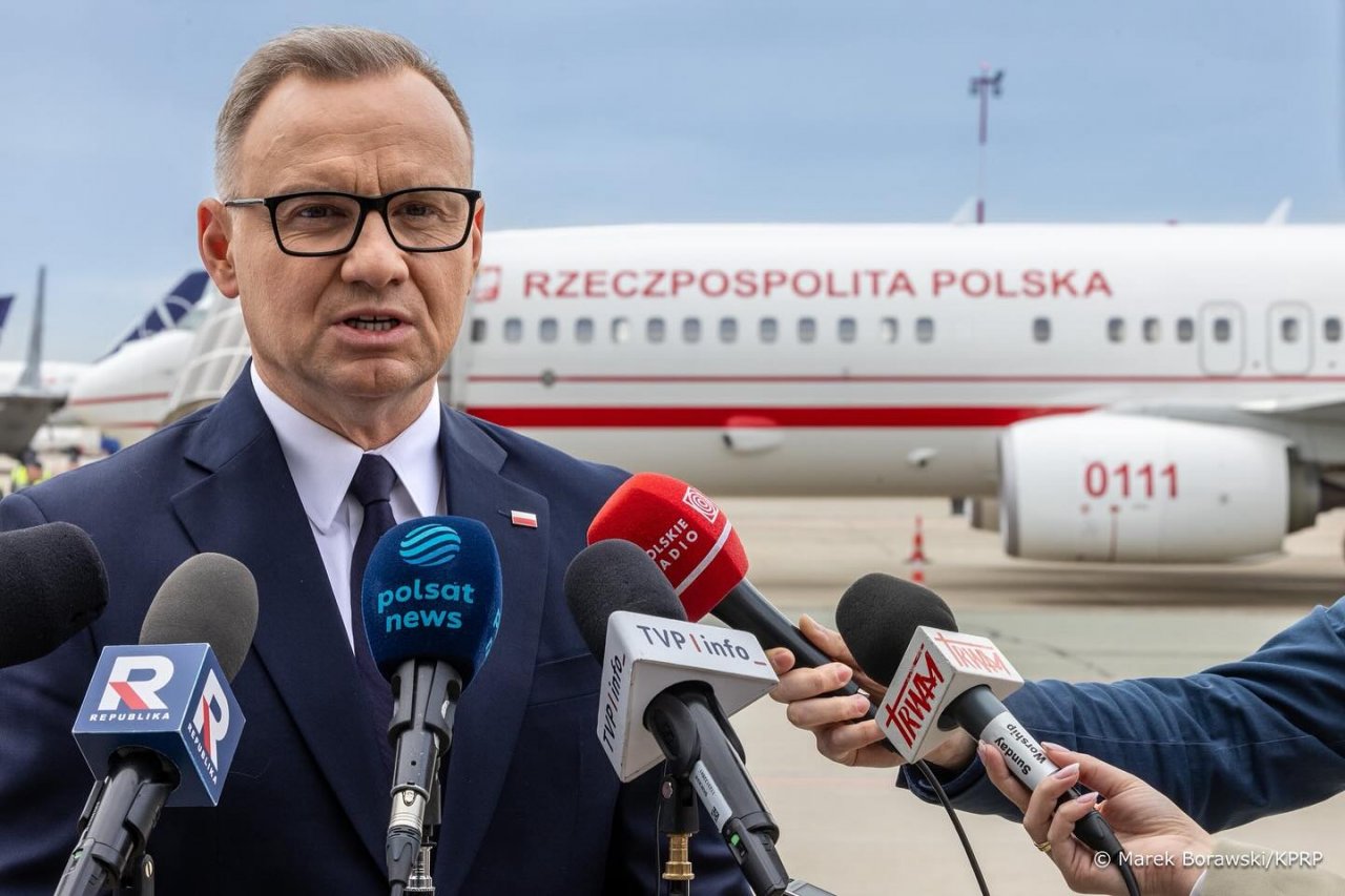 Andzrej Duda w nowych okularach na tle samolotu