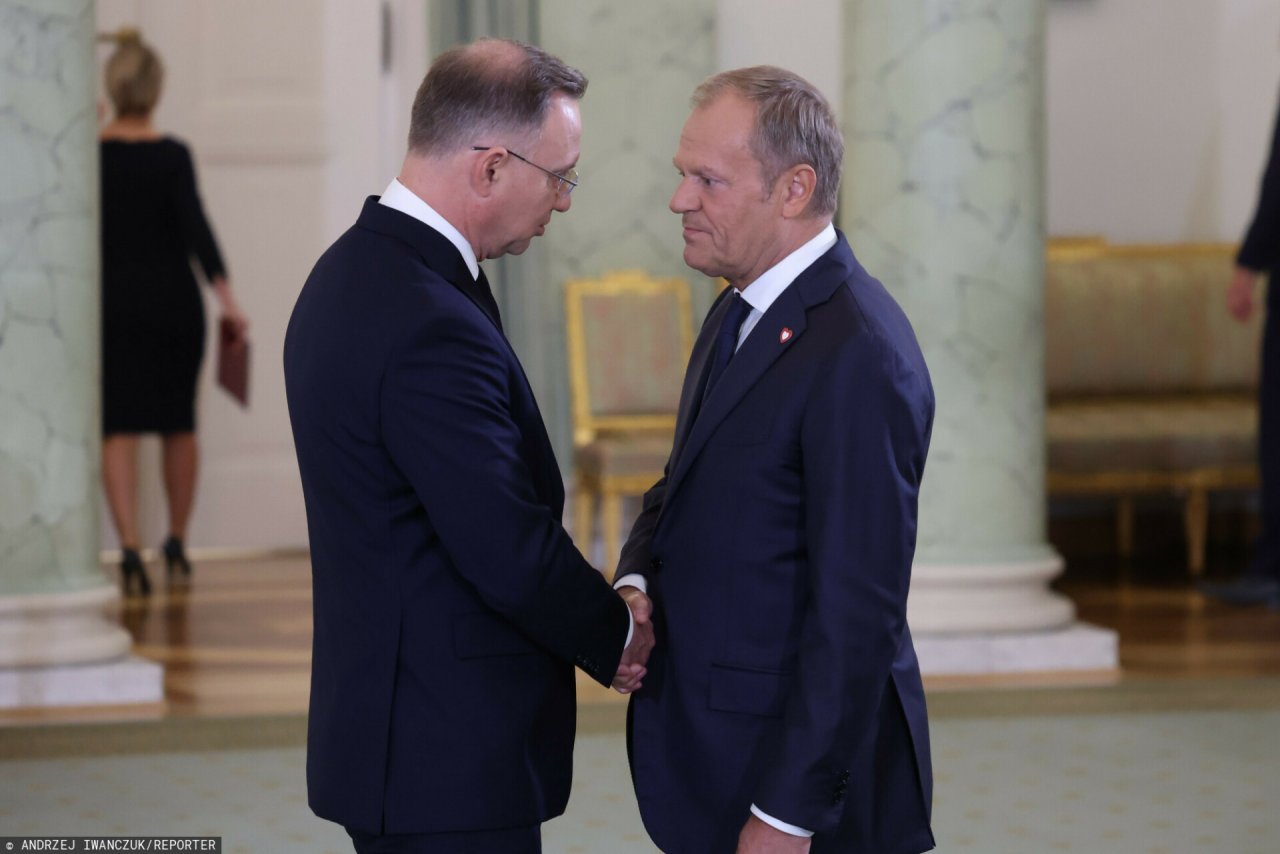 Andrzej Duda i Donald Tusk podają sobie ręce