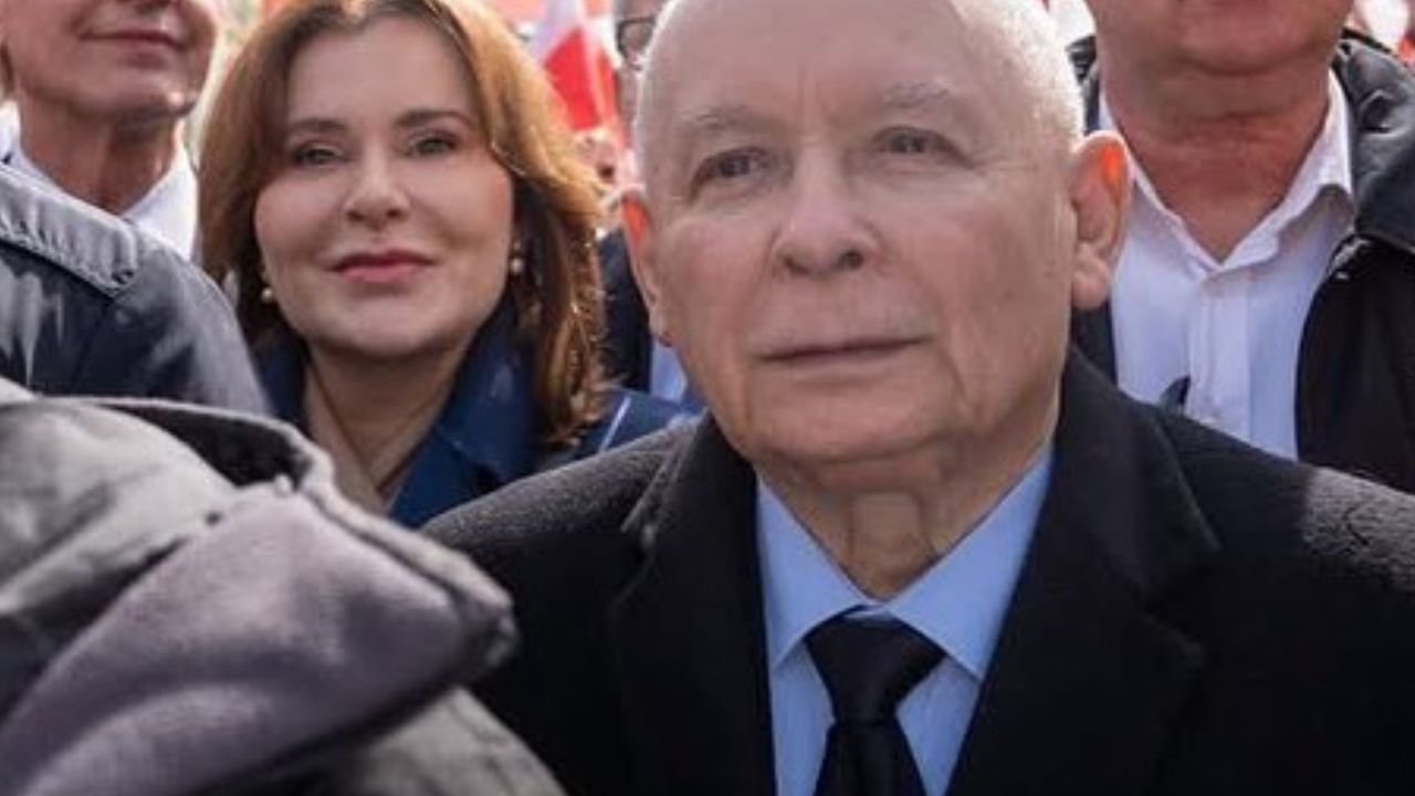 Anna od Jarosława wskoczyła w krótką kieckę z dekoltem. Wyeksponowała zgrabne nóżki i wdzięczyła się przed obiektywem