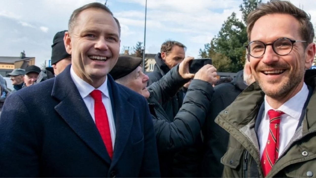 Waldek chciał pomóc Karolowi w sprawie drugiego mieszkania. Tylko go pogrążył — jednym słowem [wideo i nowe memy]