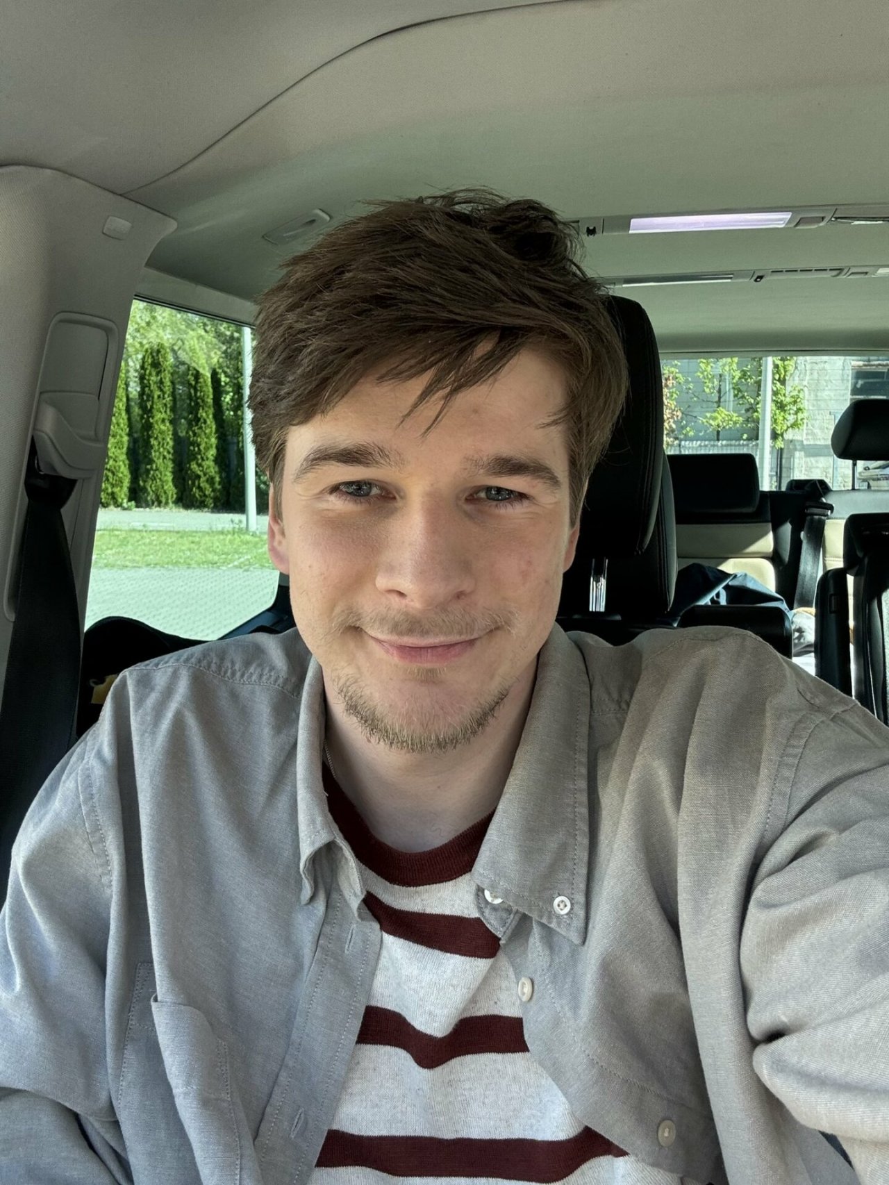 daniel-nawrocki robi selfie w aucie