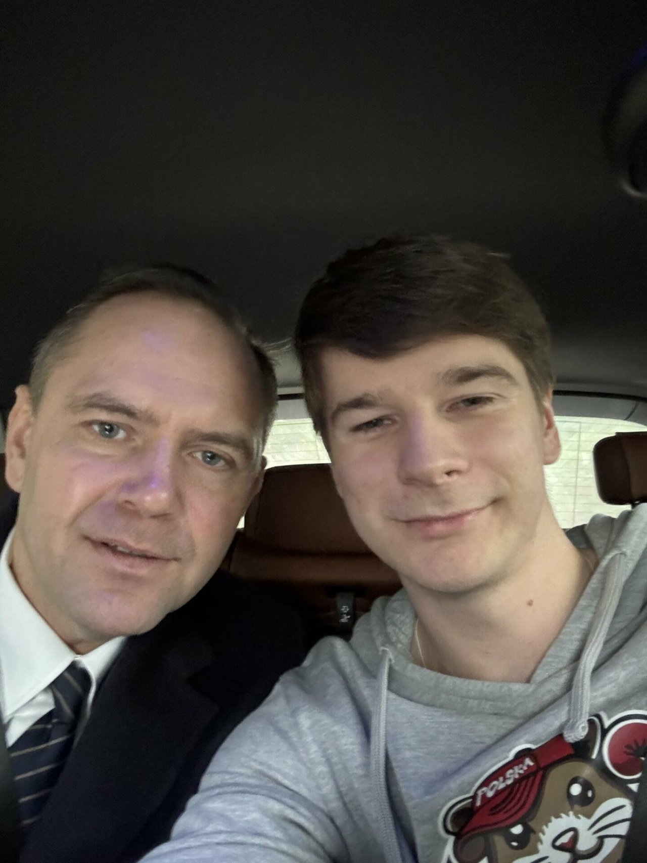 Karol Nawrocki i Daniel Nawrocki jadą samochodem