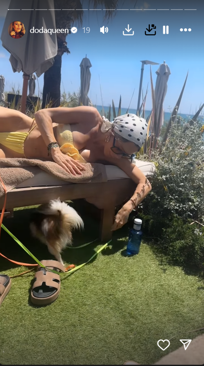 Doda w żółtym bikini