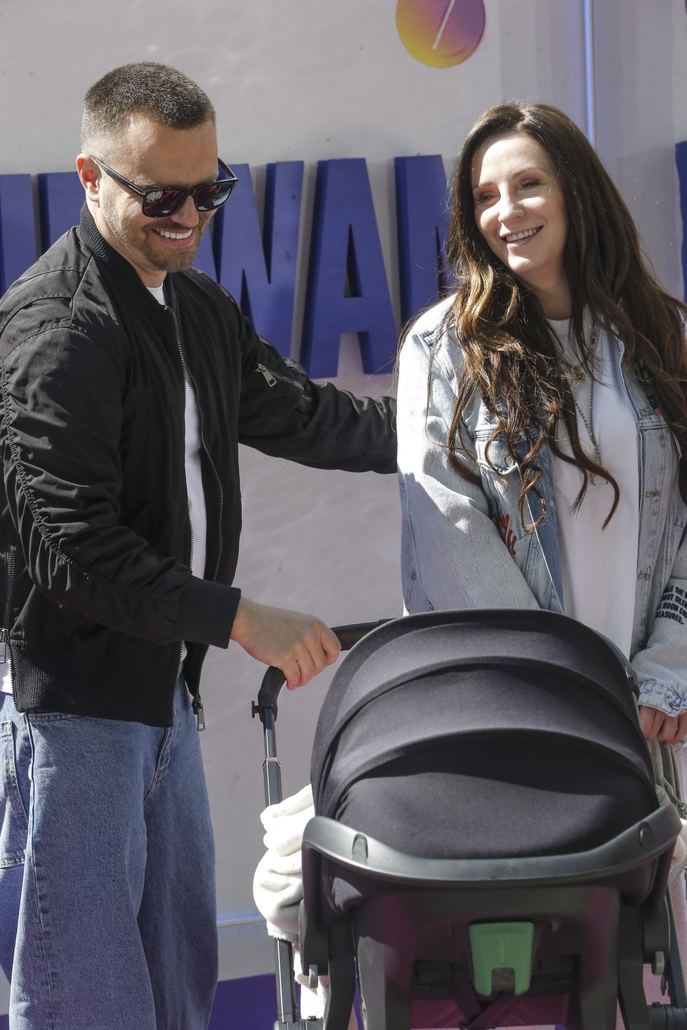 Dominika Serowska w białej koszulce obok Marcina Hakiela, który trzyma wózek