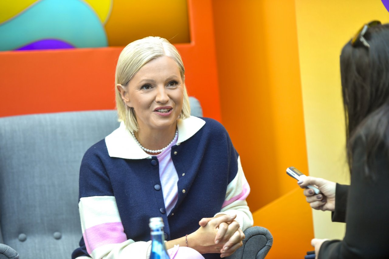 Dorota Szelągowska udziela wywiadu.