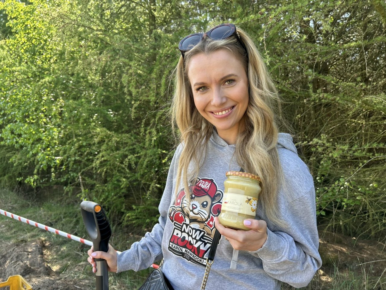 emilia-wierzbicki w szarej bluzie 