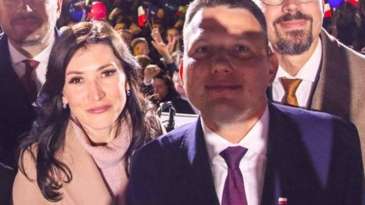 Piękna Ewa głosowała z małą córeczką. Obie wskoczyły w kwiatowe wzory, a od fryzury Ewy trudno oderwać wzrok