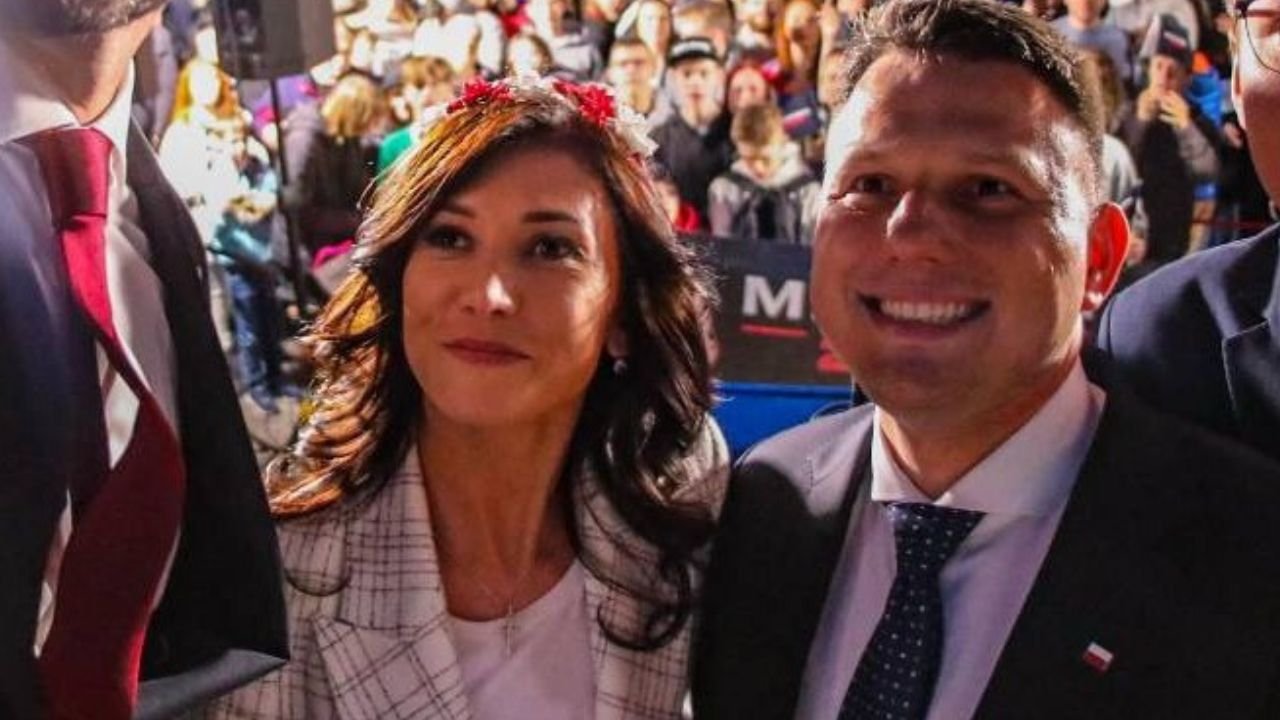 Piękna Ewa podkreśliła talię w modnym płaszczyku. Na wiosnę jak znalazł, a może ładnemu we wszystkim ładnie