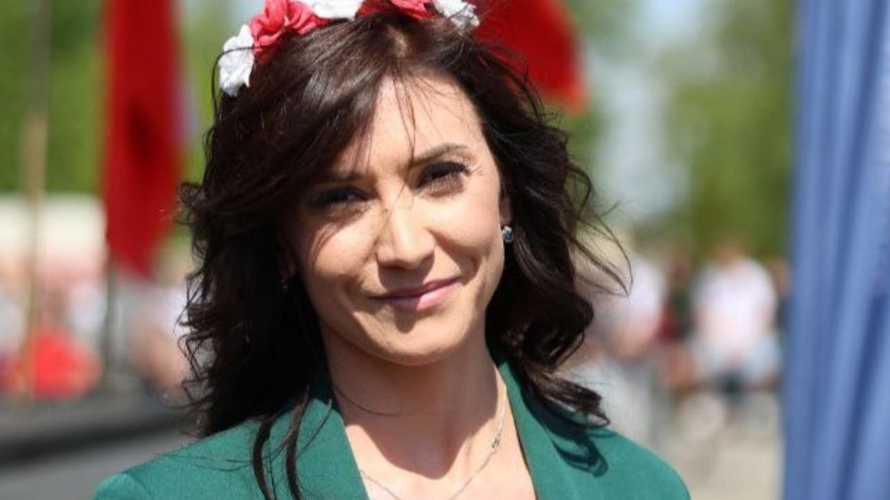 Piękna Ewa odsłoniła zgrabne nogi i nie tylko w kusej, czerwonej kiecce. Świetnie wyeksponowała swoją kobiecość