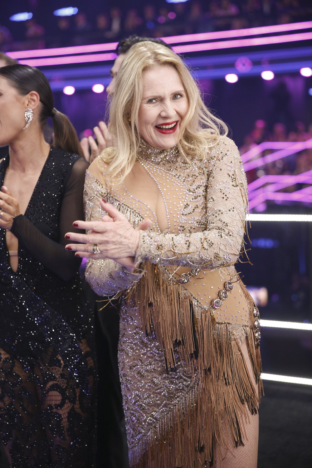 Grażyna Szapołowska bije brawo w cielistej sukni