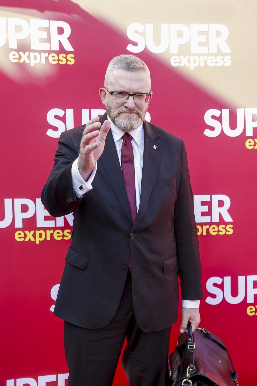 Grzegorz Braun w garniturze z krawatem