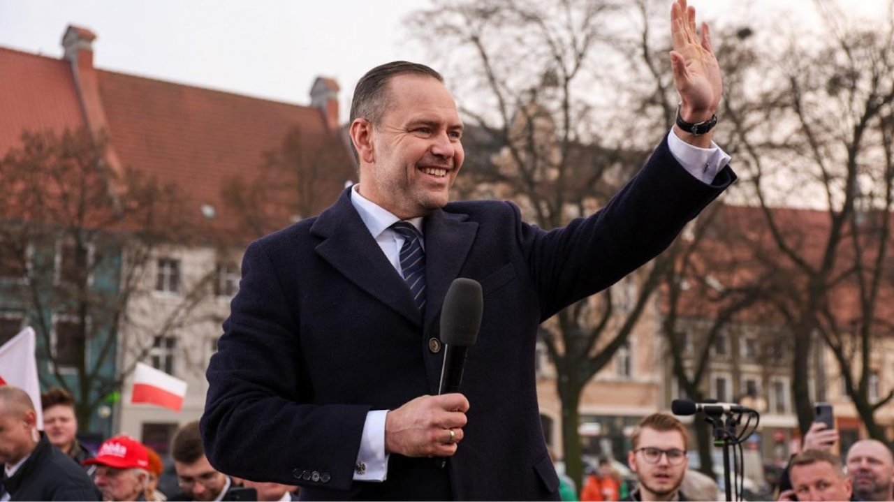 Sprytny Karol wziął drugie lokum od seniora za opiekę. Jednak 80-latek mieszka w państwowym DPS-ie od pół roku [memy]