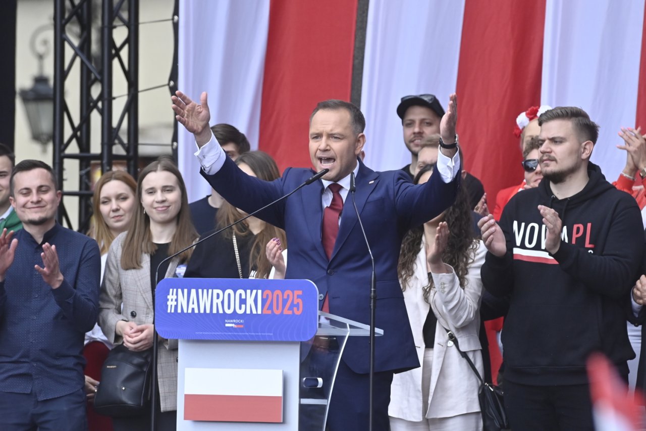 Karol Nawrocki podnosi ręce