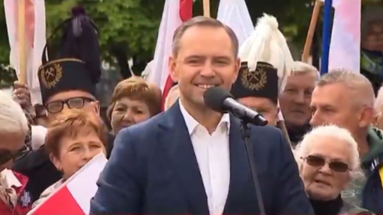 Karol dostał niewygodne pytania w sprawie afery mieszkaniowej. Udawał, że nie słyszy [wideo]