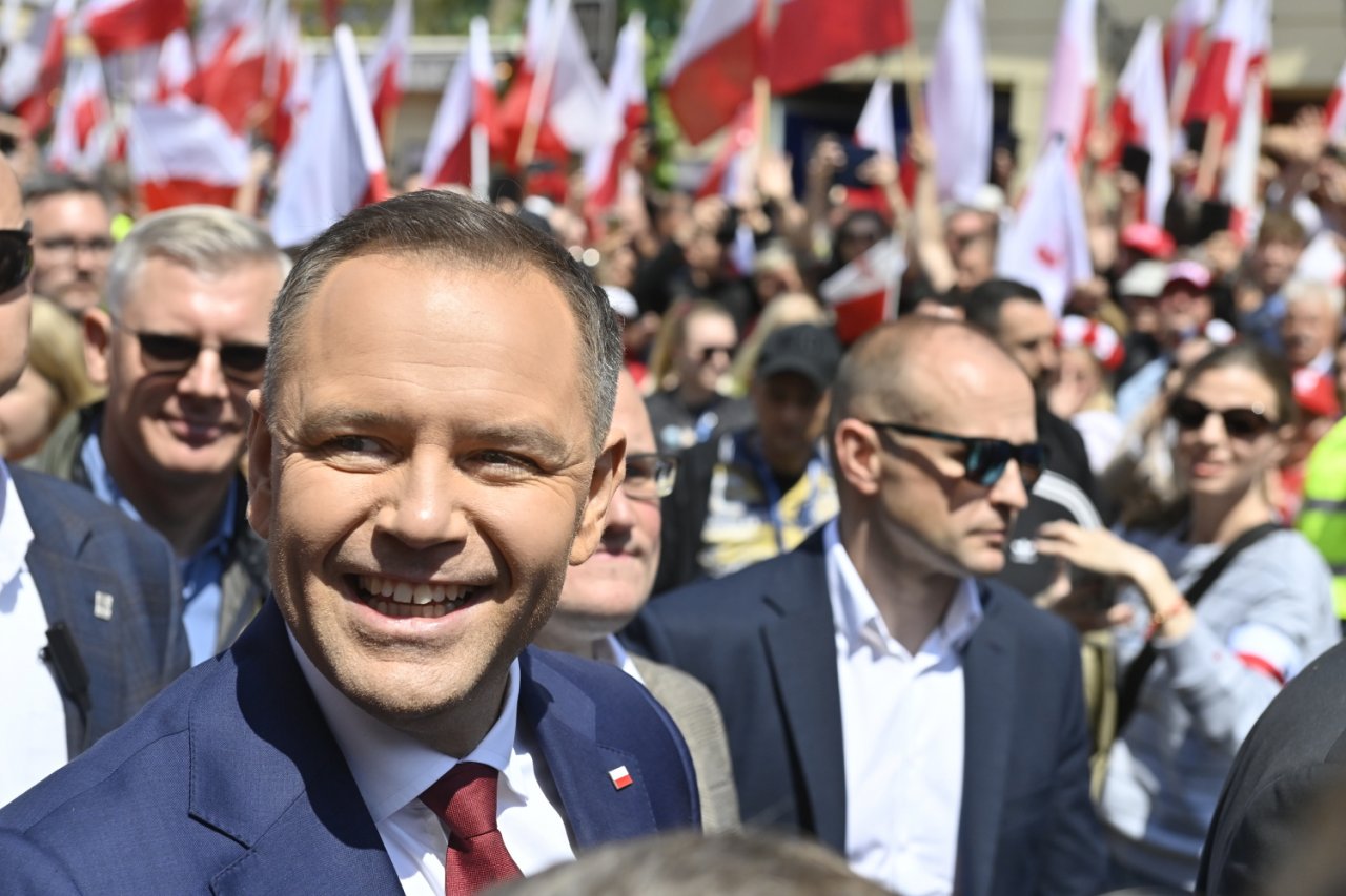 Karol Nawrocki szczerzy zęby