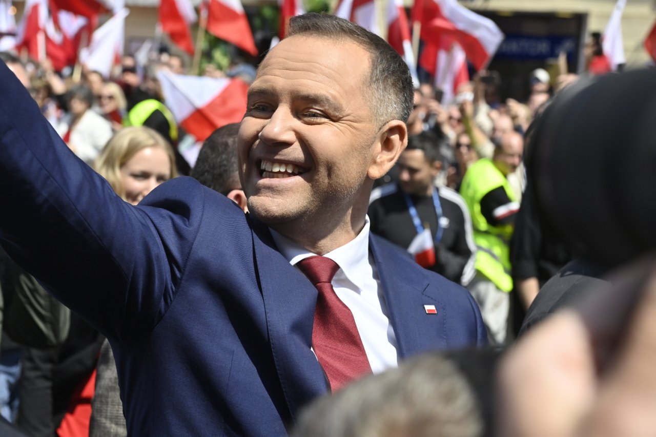Karol Nawrocki uśmiechnięty