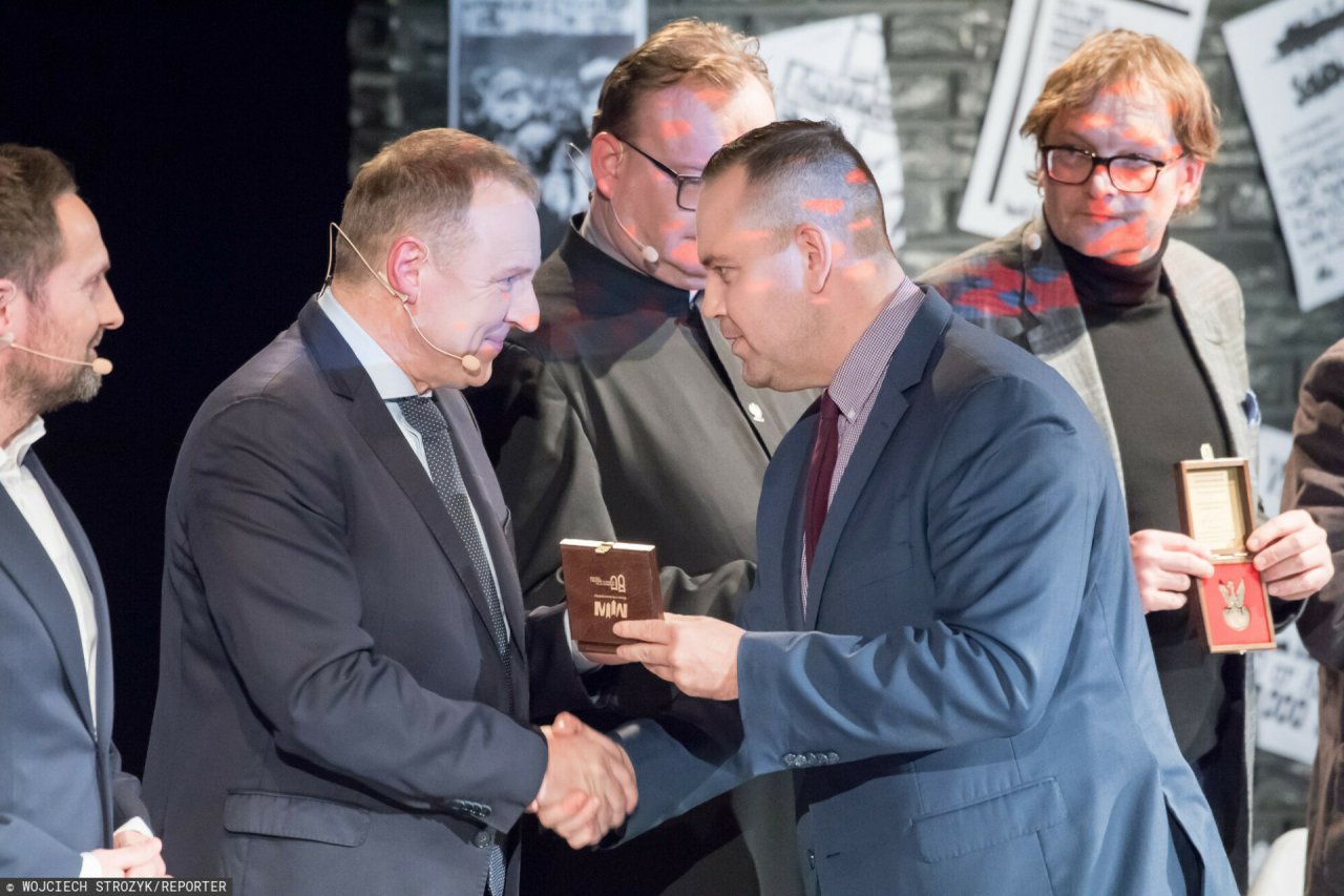 Karol Nawrocki, Jacek Kurski podają sobie dłoń, 2019