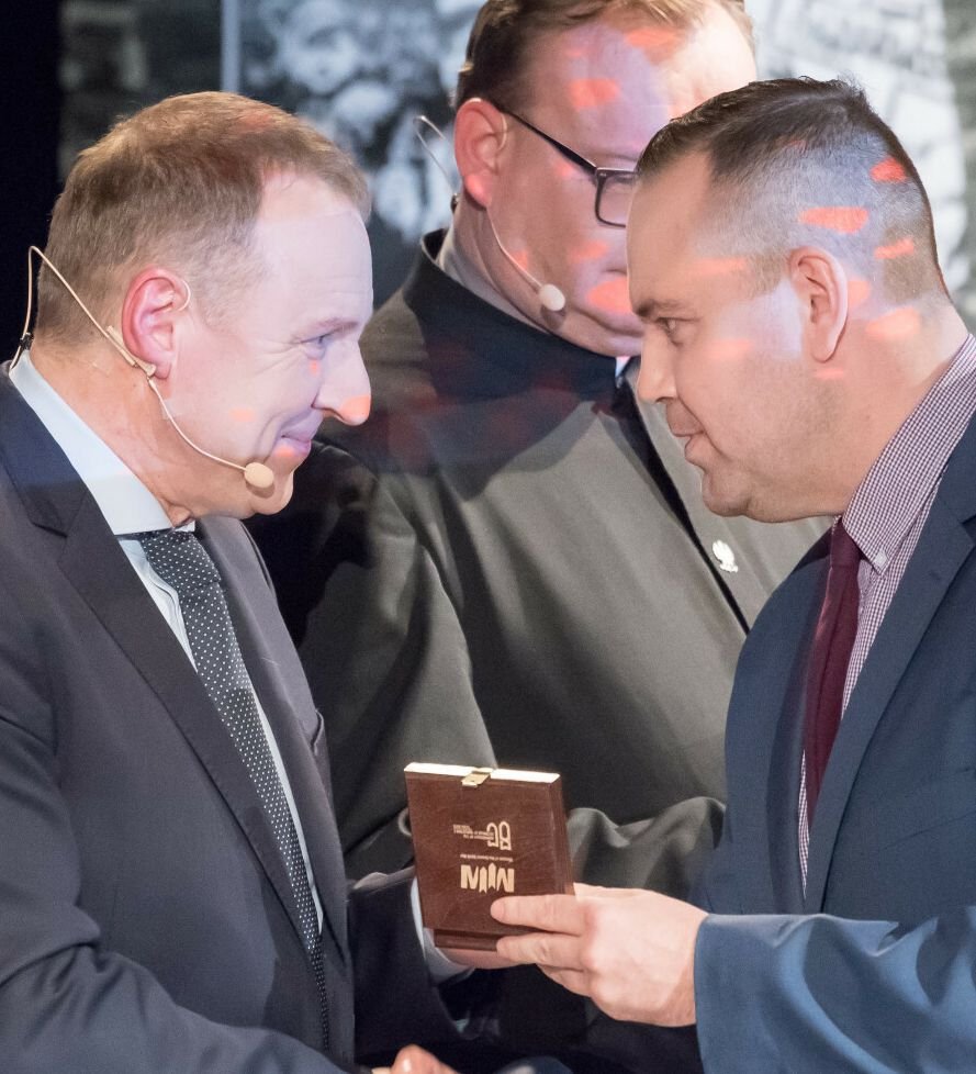 Karol Nawrocki, Jacek Kurski podają sobie dłoń, 2019