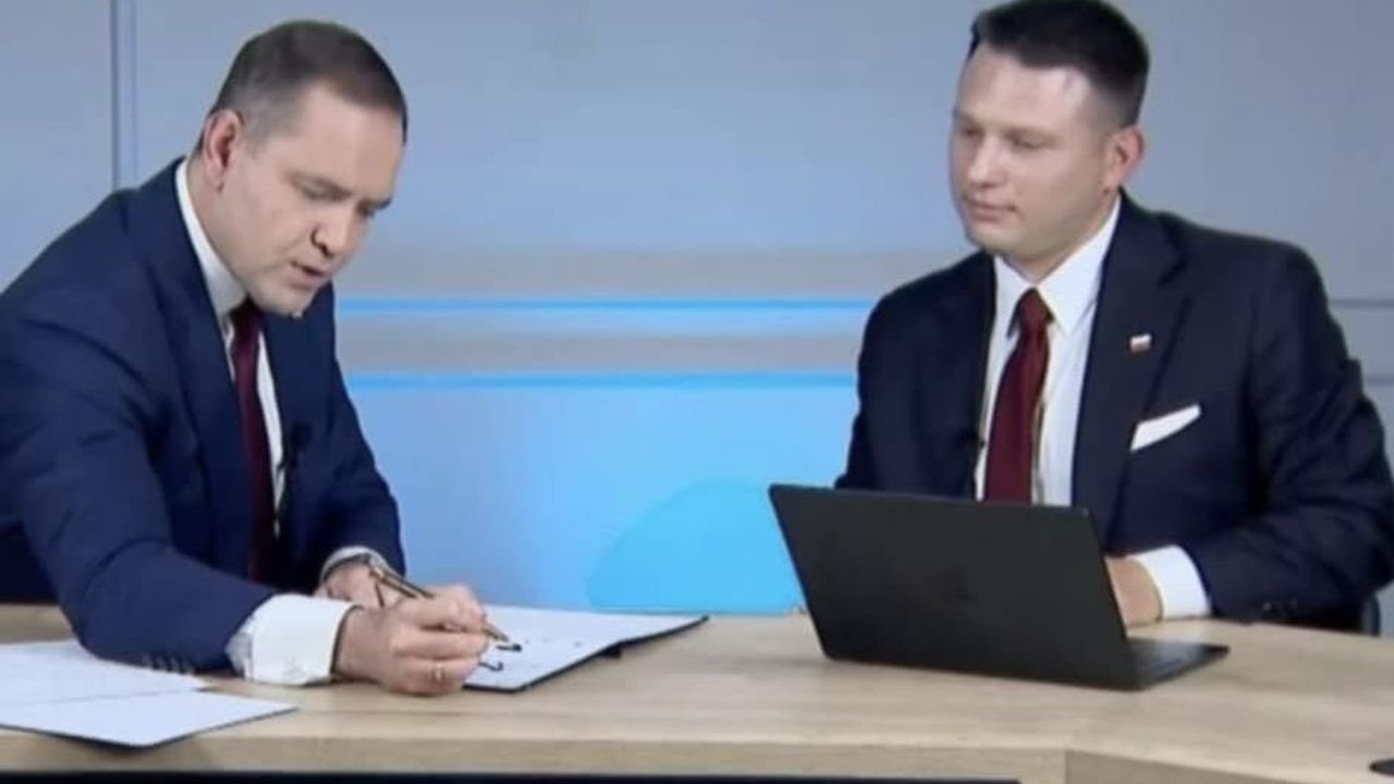 Karol-ustawka podpisał cyrograf Sławka. Sieć produkuje memy na potęgę