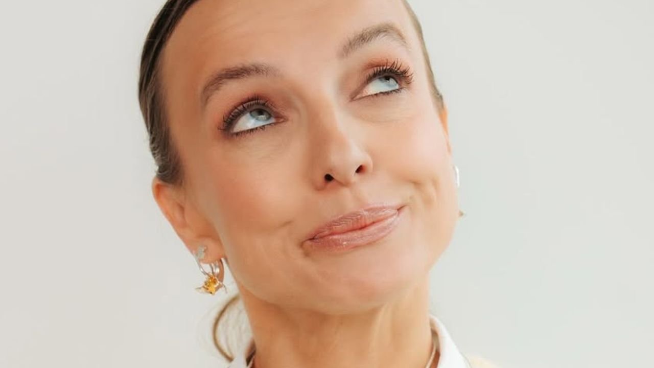 Katarzyna Sokołowska wystroiła się w Cannes w opalizującą suknię. Foliowa kreacja nie pozostawiła wiele wyobraźni