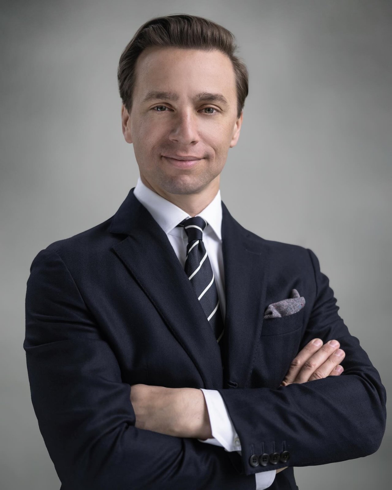 Krzysztof Bosak w garniturze
