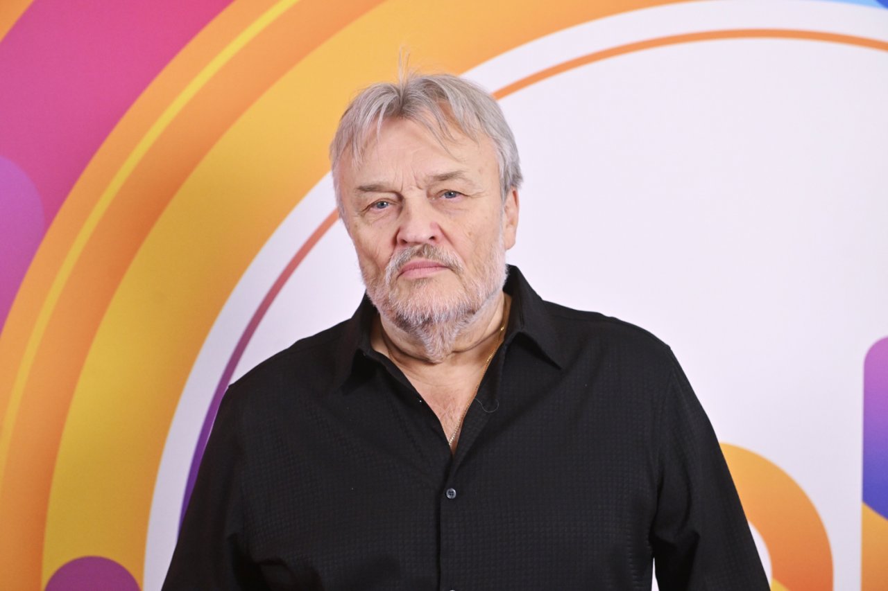Krzysztof Cugowski w czarnej bluzce