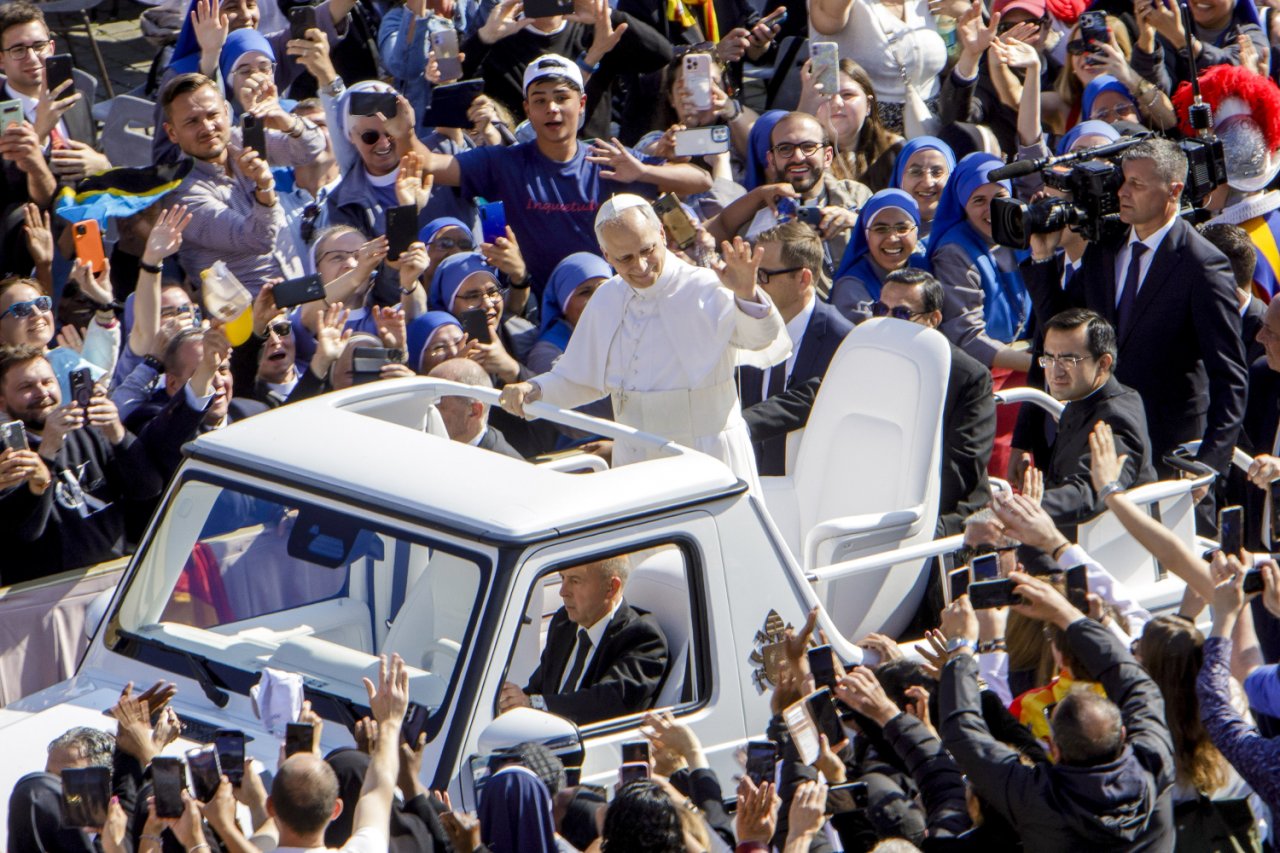 Leon XIV ubrany na biało w białym samochodzie