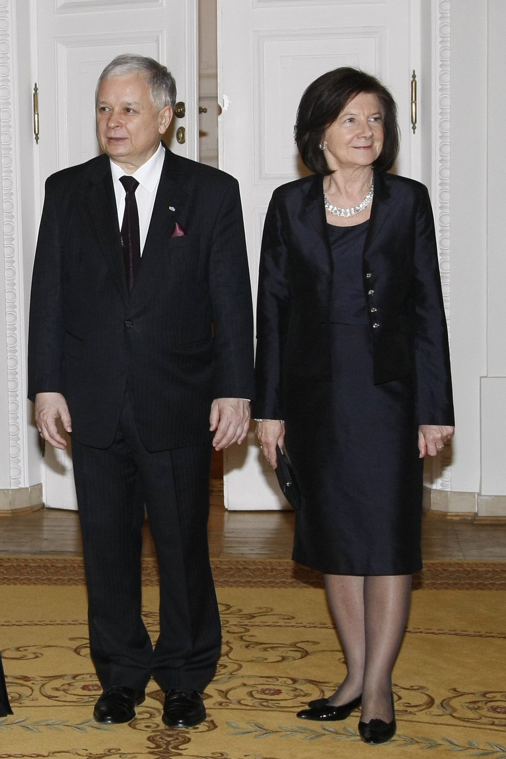 Marta Kaczyńska ubrana na czarno i Lech Kaczyński w garniturze
