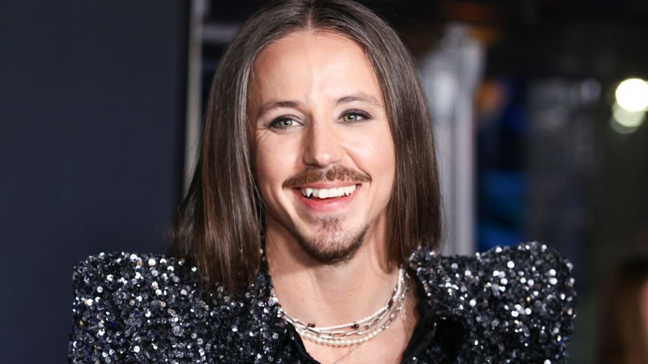 Michał Szpak pozował w stylizacji nawiązującej do ukrzyżowanego Jezusa, reklamując swój sklep. Część widzów jest oburzona