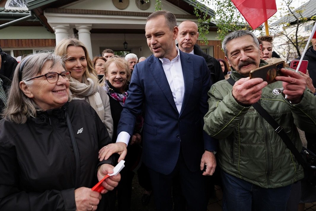 Karol Nawrocki w koszuli obok starszych ośób