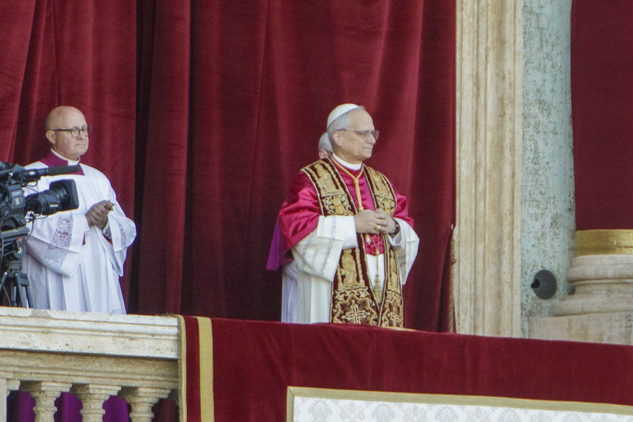 Papież Leon XIV stoi na balkonie