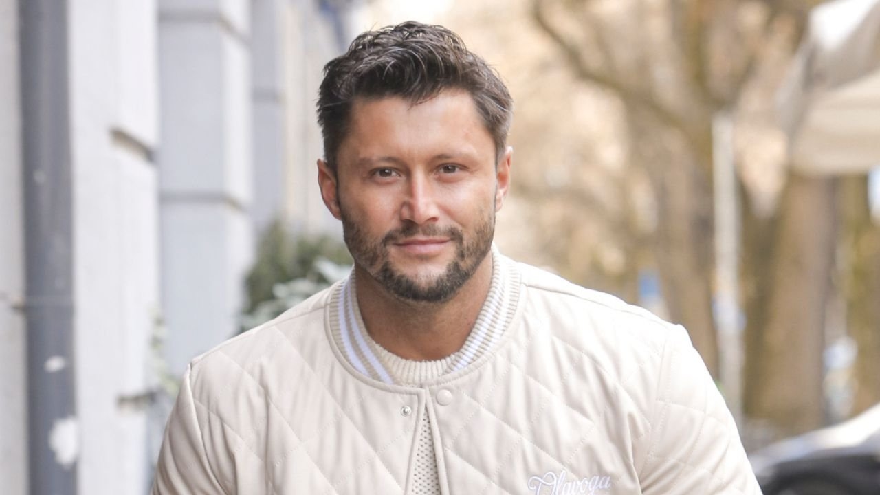 Piotr Mróz w białej bluzie