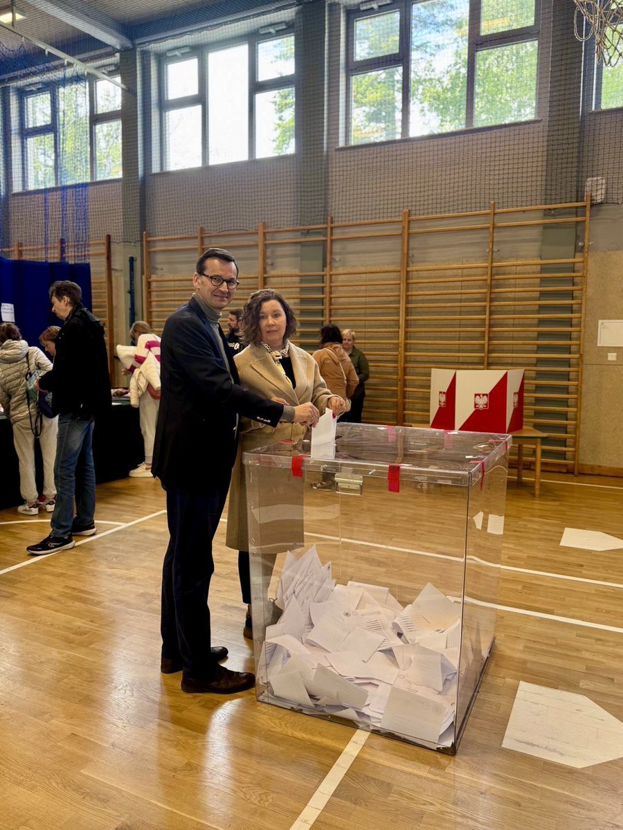 Mateusz Morawiecki z żoną stoją
