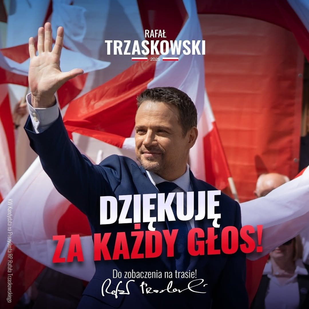 Trzaskowski podnosi rękę do góry