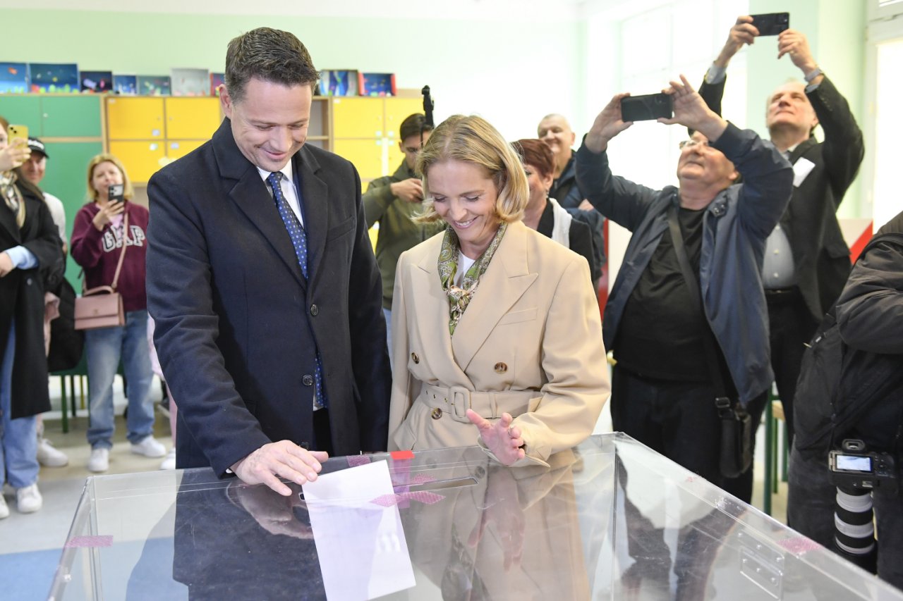 Rafał Trzaskowski w lokalu wyborczym